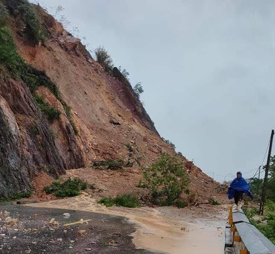 Tái sạt lở rú Nguộc ở Nghệ An, cấm phương tiện đi qua ảnh 1