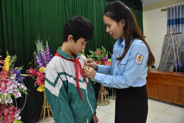Trao tặng Huy hiệu ‘Tuổi trẻ dũng cảm’ cho nam sinh cứu hai em khỏi đuối nước ảnh 2