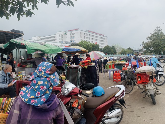 Bát nháo trước cổng bệnh viện Hữu nghị đa khoa Nghệ An ảnh 1