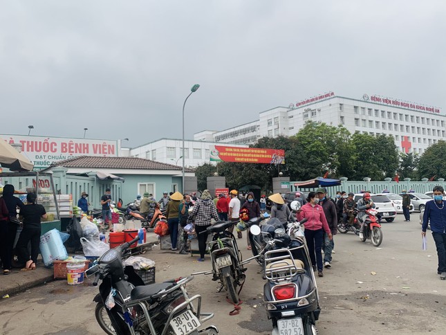 Bát nháo trước cổng bệnh viện Hữu nghị đa khoa Nghệ An ảnh 3