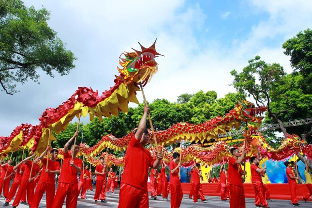 Hàng nghìn người về Hồ Gươm dự lễ hội đường phố ảnh 1