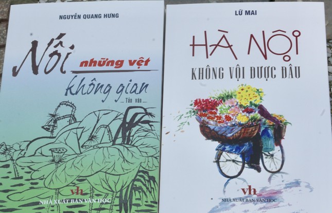 Hai nhà thơ ra tản văn về Hà Nội ảnh 2