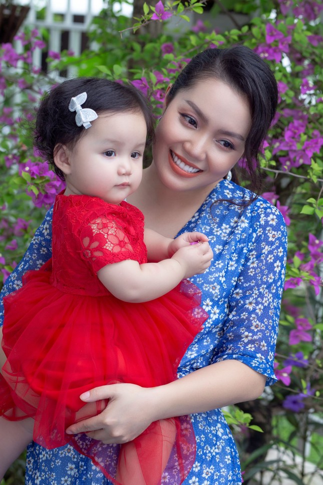 Lần đầu ca sĩ Nguyễn Ngọc Anh khoe ảnh con gái xinh như búp bê ảnh 1