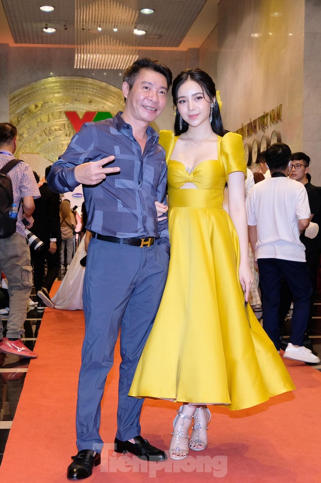 Hậu trường VTV Awards: Soi nhan sắc của BTV Mai Ngọc và dàn diễn viên lộng lẫy ảnh 11