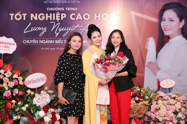 Lương Nguyệt Anh ‘lên đồng’ trong buổi thi tốt nghiệp cao học ảnh 2