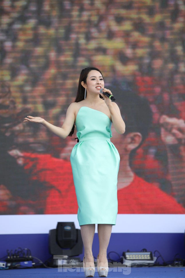 Bảo Trâm, Rapper Rica đốt cháy sân khấu ‘Sóng Festival’ ảnh 1