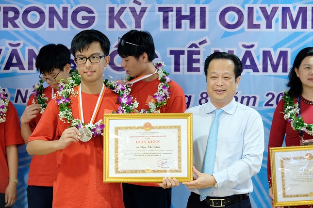 Tặng bằng khen học sinh giành Huy chương Olympic Thiên văn và Vật lý Thiên văn quốc tế 2023 ảnh 4