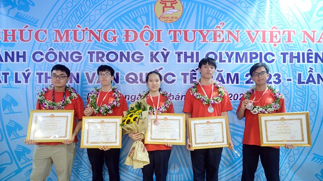 Tặng bằng khen học sinh giành Huy chương Olympic Thiên văn và Vật lý Thiên văn quốc tế 2023 ảnh 5