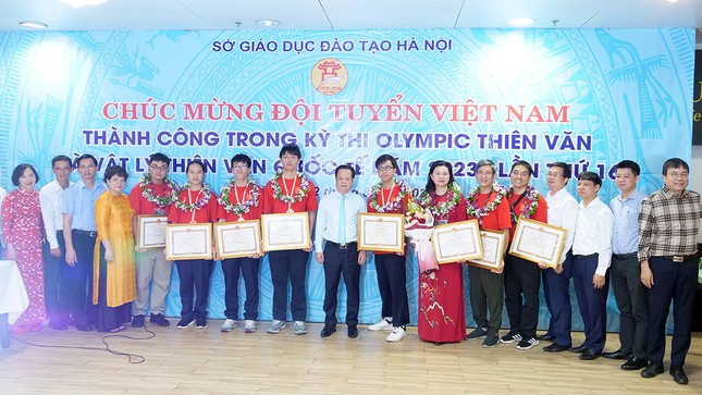 Tặng bằng khen học sinh giành Huy chương Olympic Thiên văn và Vật lý Thiên văn quốc tế 2023 ảnh 6