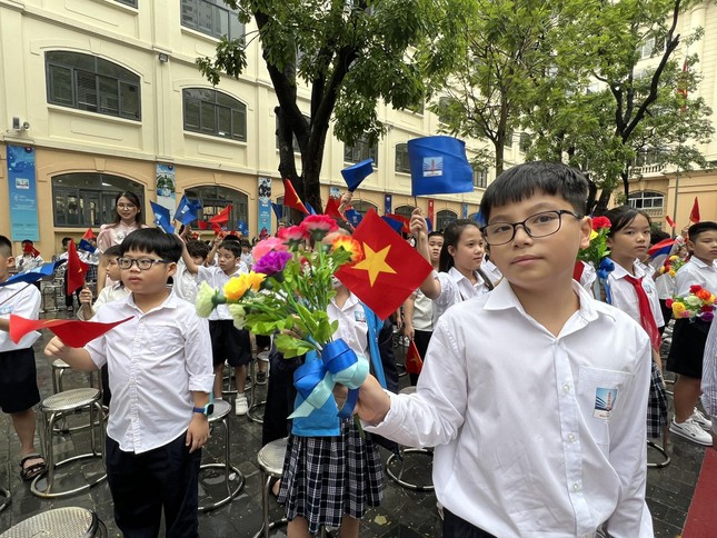 Học sinh trường Nguyễn Siêu hát vang trong lễ khai giảng sớm ảnh 5