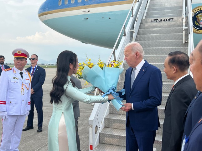 Nữ sinh tặng hoa cho Tổng thống Mỹ Joe Biden tại sân bay Nội Bài là ai? ảnh 1