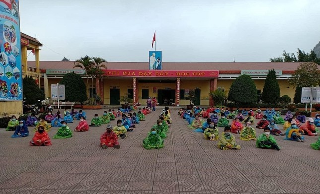 Xót xa hình ảnh 75 trẻ mầm non ở Hải Dương mặc áo mưa đi cách ly ảnh 1