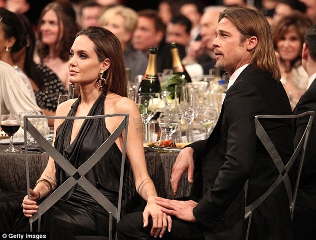 Bị Jolie bỏ, Brad Pitt khóc và cầu cứu cha mẹ hàng ngày ảnh 2