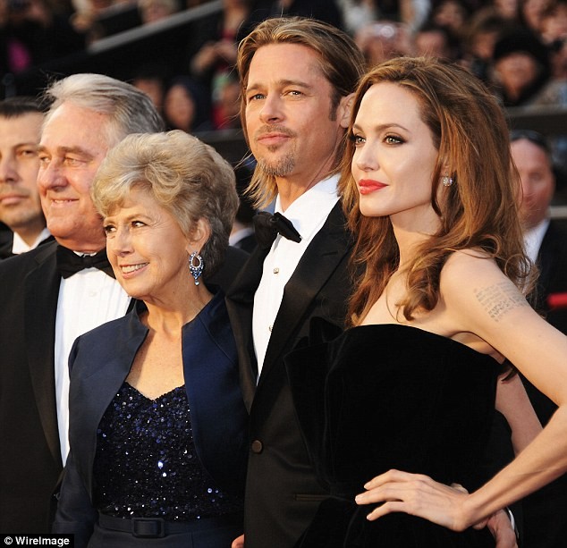Bị Jolie bỏ, Brad Pitt khóc và cầu cứu cha mẹ hàng ngày ảnh 3