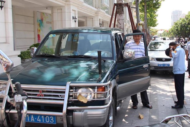 TPHCM 'xử' nhiều xe công đậu trên vỉa hè ảnh 2