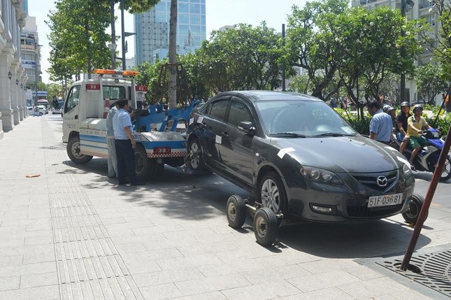 TPHCM 'xử' nhiều xe công đậu trên vỉa hè ảnh 5