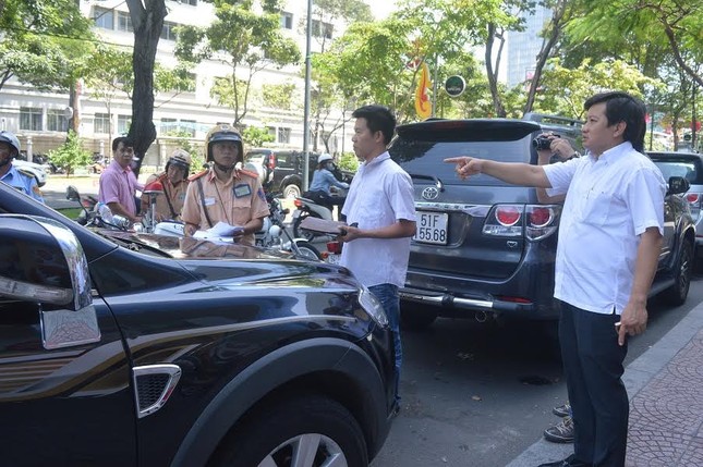 TPHCM 'xử' nhiều xe công đậu trên vỉa hè ảnh 9