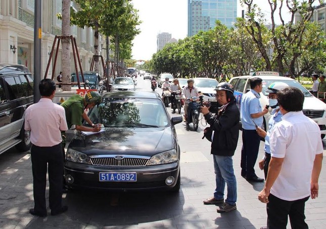 TPHCM 'xử' nhiều xe công đậu trên vỉa hè ảnh 1