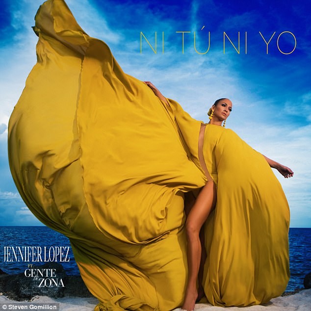 Jennifer Lopez rực lửa với đầm xẻ ấn tượng ảnh 1