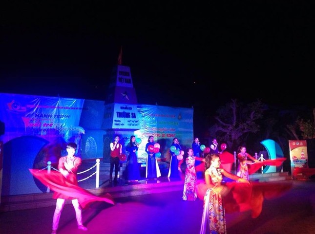 Giao lưu văn nghệ '10 năm nghĩa tình vì Trường Sa xanh' ảnh 1