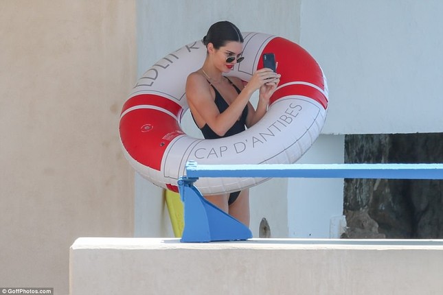 Em gái Kim Kardashian gây sốc khi mặc xuyên thấu 'quên' nội y ảnh 11