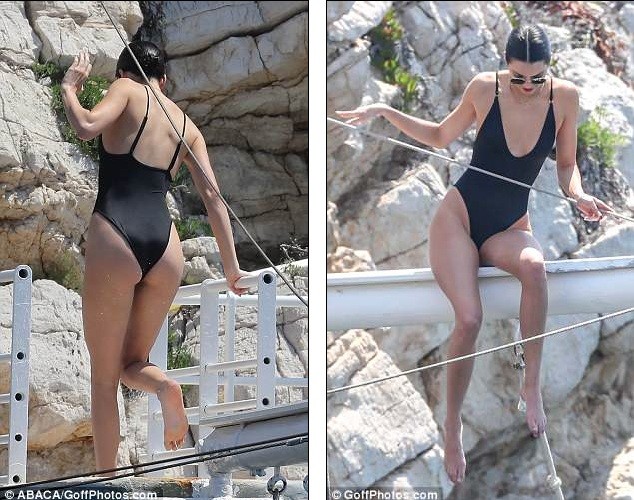 Em gái Kim Kardashian gây sốc khi mặc xuyên thấu 'quên' nội y ảnh 9