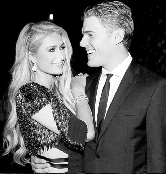 Paris Hilton thần thái sang chảnh, diện váy xẻ bế cún cưng ảnh 10