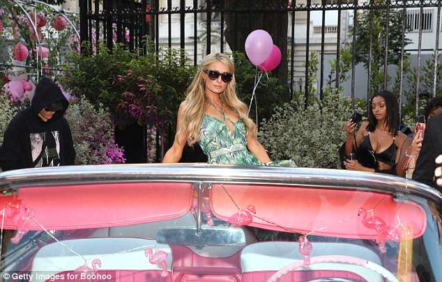 Paris Hilton sang chảnh, đắm đuối 'khóa môi' tình trẻ ảnh 7