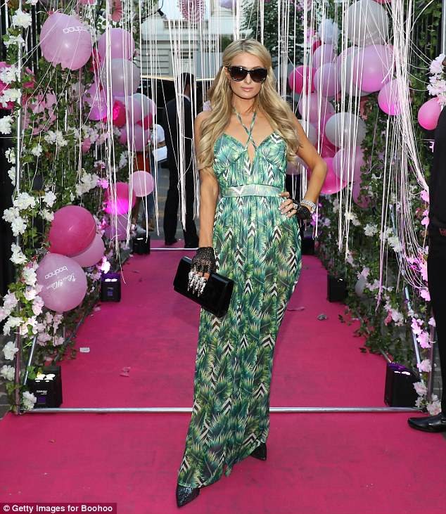 Paris Hilton sang chảnh, đắm đuối 'khóa môi' tình trẻ ảnh 4