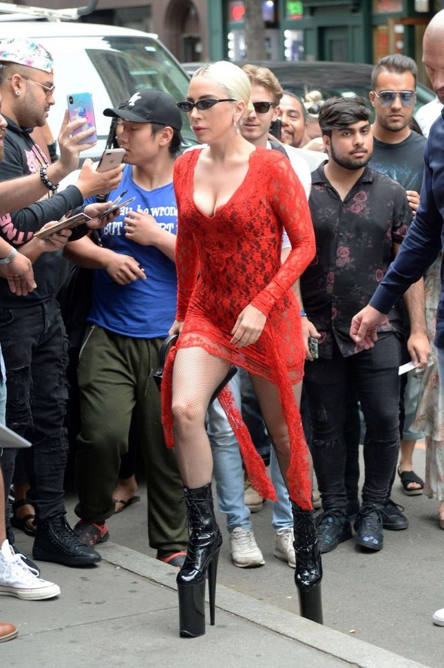 Lady Gaga wears a thin see-through to play with the waves pH๏τo 13