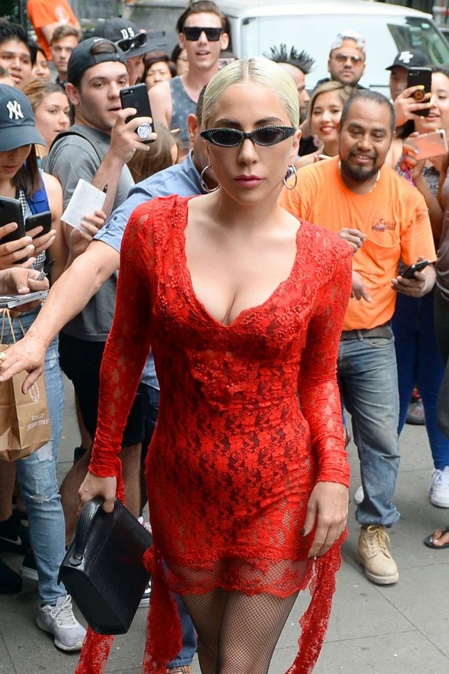 Lady Gaga wears a thin see-through to play with the waves pH๏τo 12