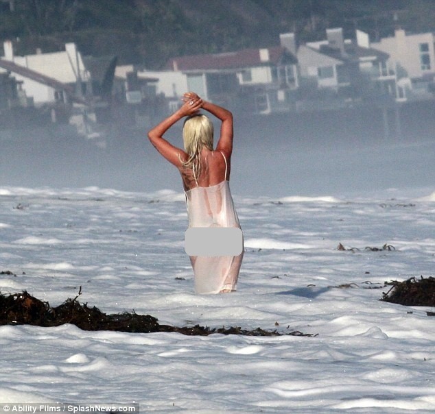 Lady Gaga wears a thin see-through to play with the waves pH๏τo 10