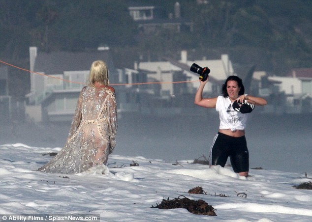 Lady Gaga wears a thin see-through to play with the waves pH๏τo 11