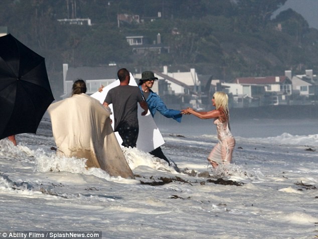 Lady Gaga wears a thin see-through to play with the waves pH๏τo 4