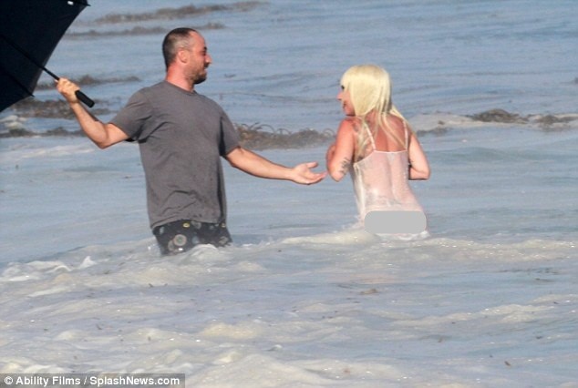 Lady Gaga wears a thin see-through to play with the waves pH๏τo 5