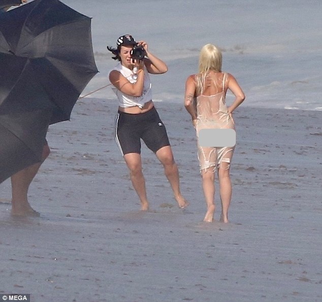 Lady Gaga wears a thin see-through to play with the waves pH๏τo 6
