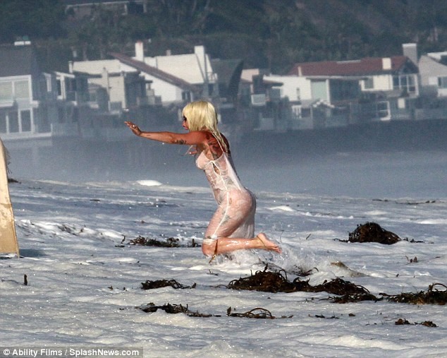 Lady Gaga wears a thin see-through to play with the waves pH๏τo 1
