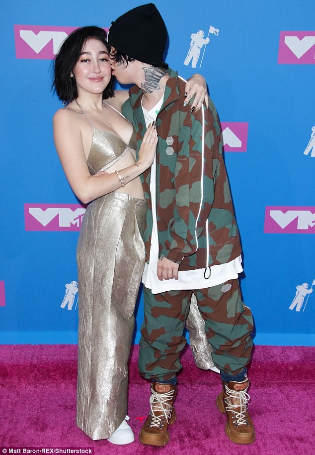 Jennifer Lopez, Kylie Jenner và dàn mỹ nhân gợi cảm ngất ngây ở VMAs ảnh 13