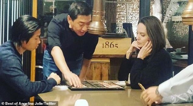 Angelina Jolie tìm trường đại học cho con trai ở Hàn Quốc ảnh 4