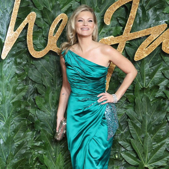 Em gái siêu mẫu Kate Moss chuộng mốt váy 'rèm cửa' táo bạo ảnh 7