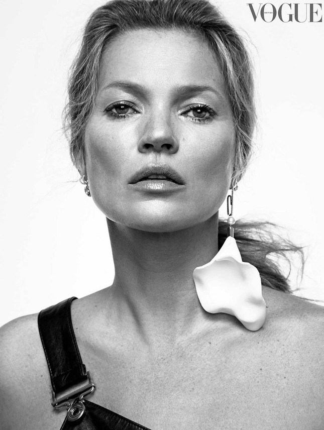 Em gái siêu mẫu Kate Moss chuộng mốt váy 'rèm cửa' táo bạo ảnh 11