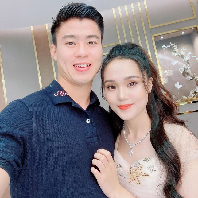 Cầu thủ Duy Mạnh cầu hôn bạn gái trên phố đi bộ ngay đầu năm mới ảnh 6
