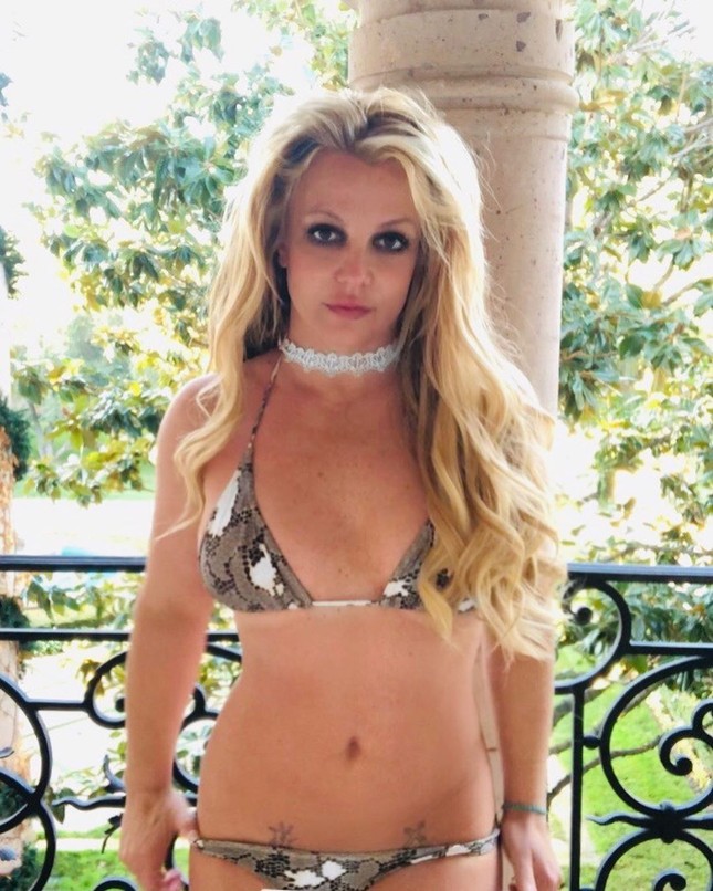 'Công chúa nhạc pop' U40 Britney Spears tung ảnh bikini nhỏ xíu ảnh 1