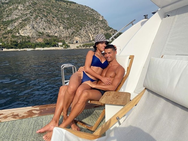 Ảnh tình tứ của Ronaldo và bạn gái gợi cảm hút triệu lượt 'thả tim' ảnh 1