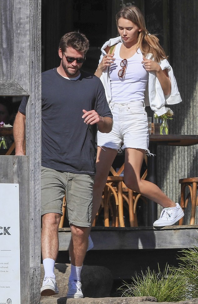 Liam Hemsworth sánh đôi tình mới giữa lúc vợ cũ Miley Cyrus chia tay Cody Simpson ảnh 4