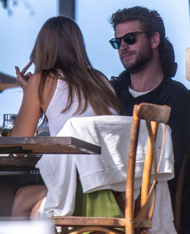 Liam Hemsworth sánh đôi tình mới giữa lúc vợ cũ Miley Cyrus chia tay Cody Simpson ảnh 8