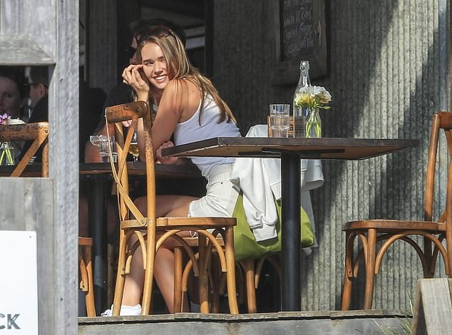 Liam Hemsworth sánh đôi tình mới giữa lúc vợ cũ Miley Cyrus chia tay Cody Simpson ảnh 7
