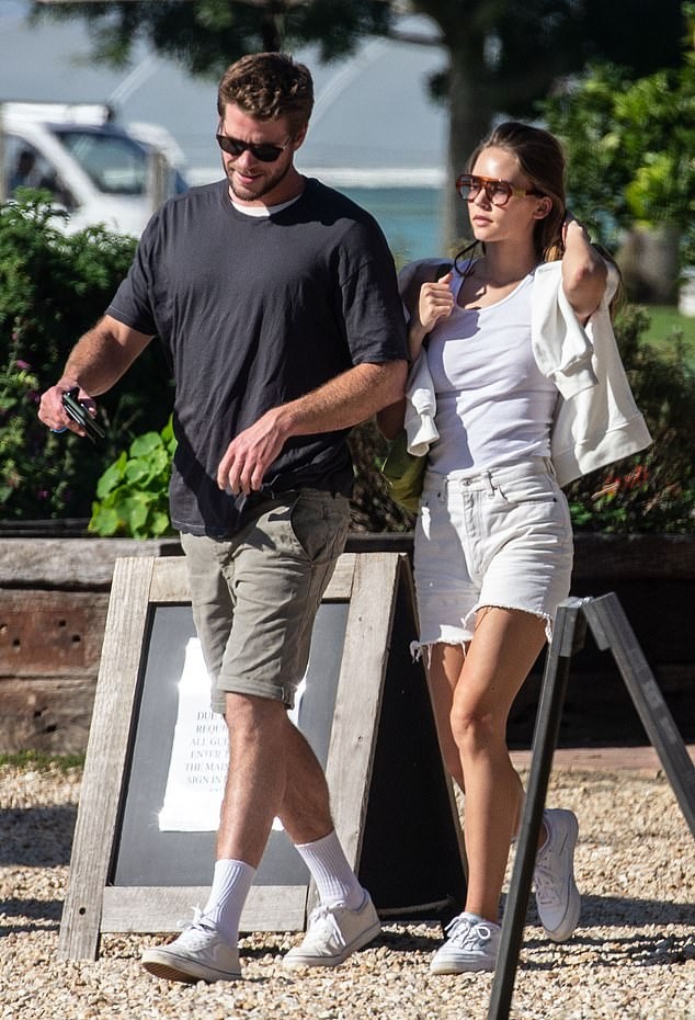 Liam Hemsworth sánh đôi tình mới giữa lúc vợ cũ Miley Cyrus chia tay Cody Simpson ảnh 1