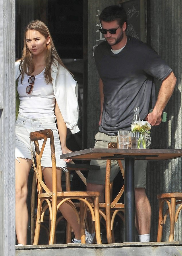 Liam Hemsworth sánh đôi tình mới giữa lúc vợ cũ Miley Cyrus chia tay Cody Simpson ảnh 5