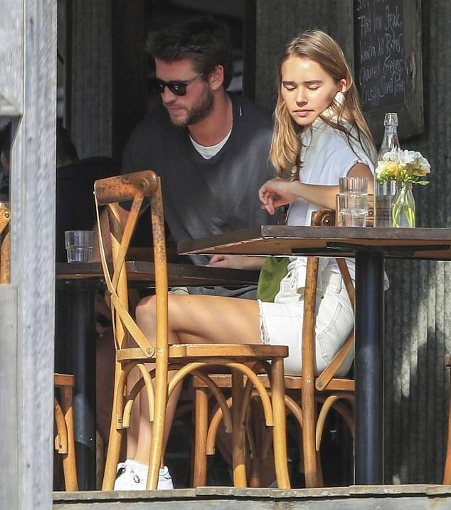 Liam Hemsworth sánh đôi tình mới giữa lúc vợ cũ Miley Cyrus chia tay Cody Simpson ảnh 6